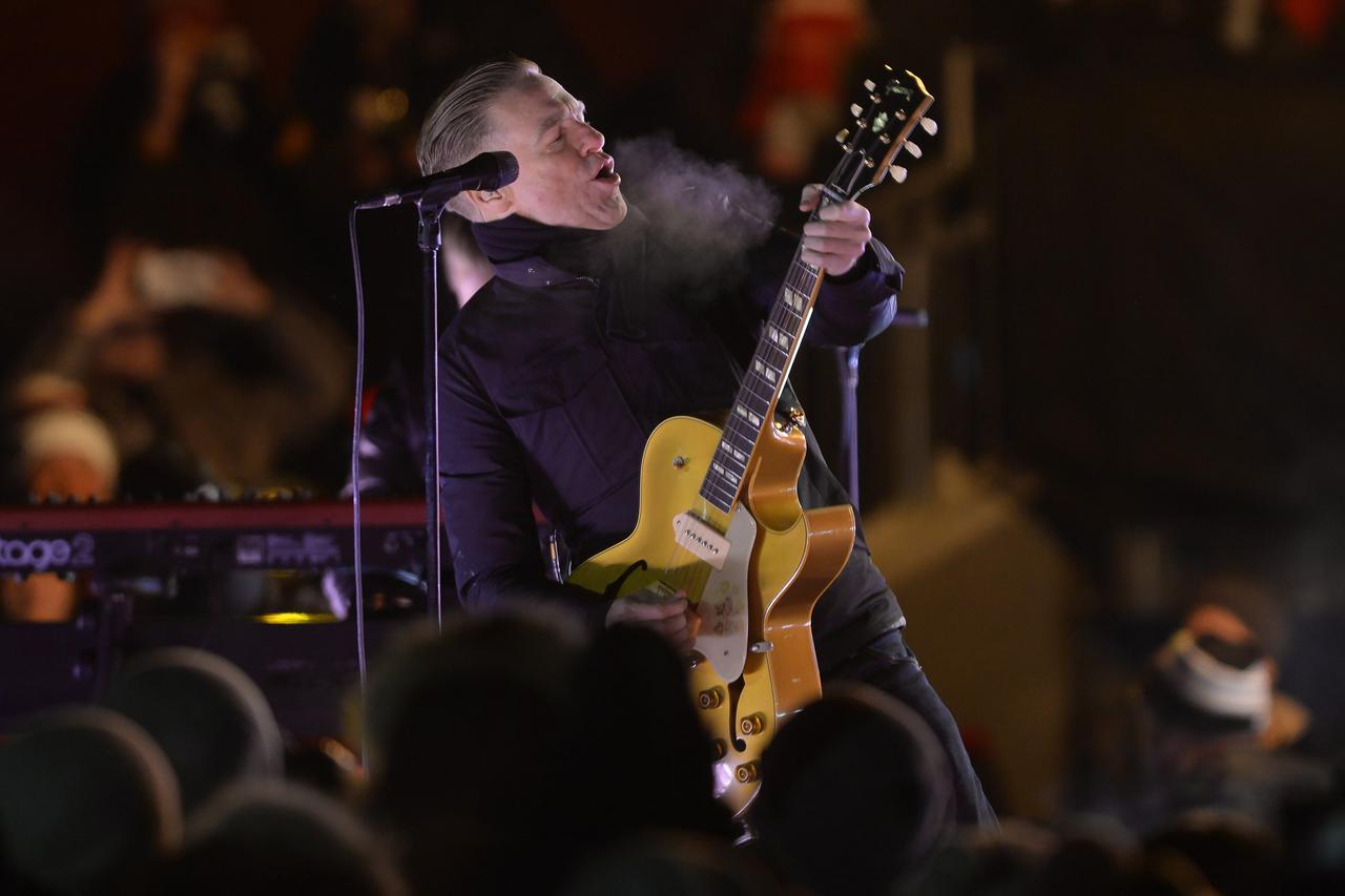 Poznati kantautor Bryan Adams je s 20 albuma koji su na YouTubeu imali više od 200 milijuna klikova dobio naknadu od 2500 dolara