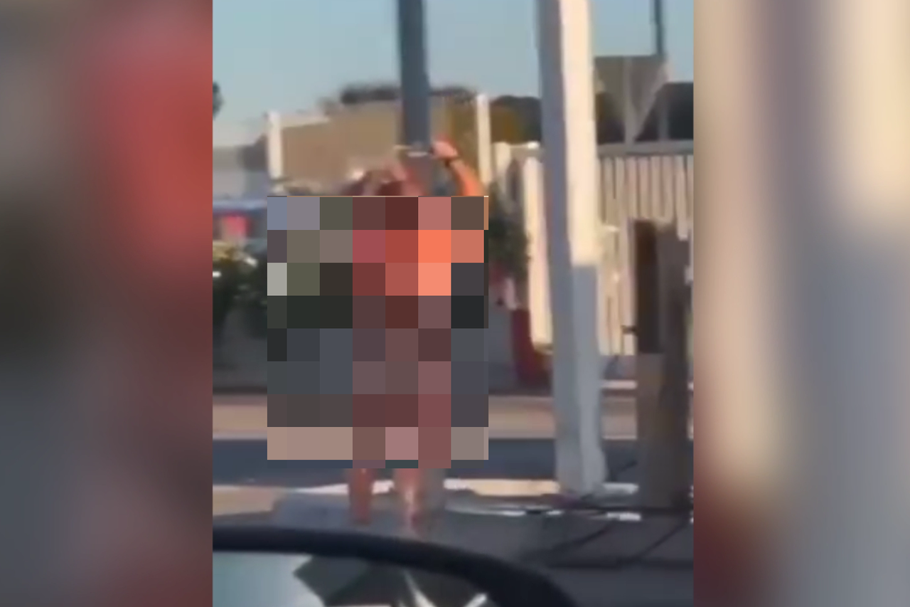 Žena se tušira na benzinskoj
