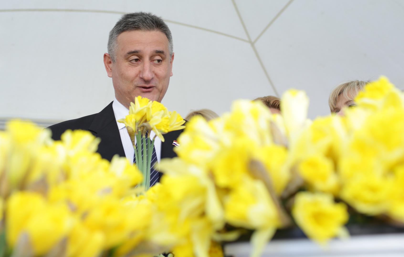 Tomislav Karamarko na humanitarnoj prodaji narcisa u povodu Svjetskog dana borbe protiv raka dojke