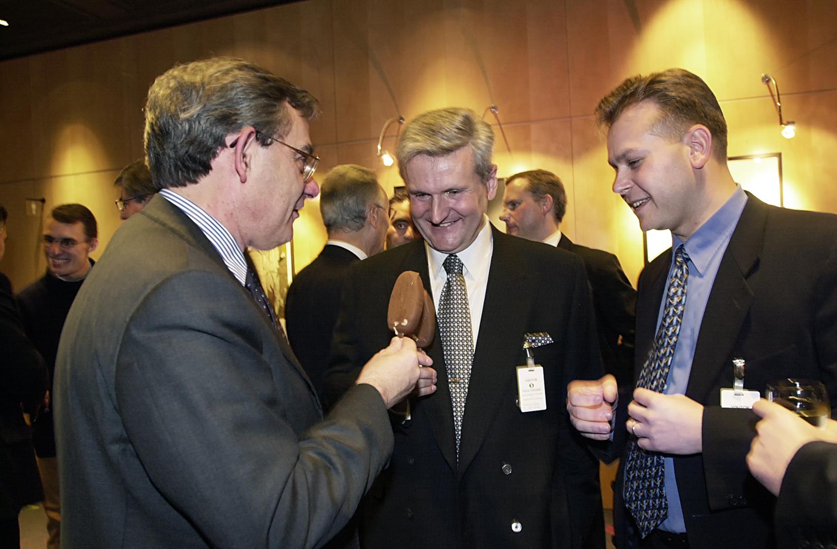 Predsjednik EBRD-a Jean Lemierre i predsjednik uprave Agrokora Ivica Todorić nazdravljaju realizaciji kredita kuckanjem Ledo sladoledom.