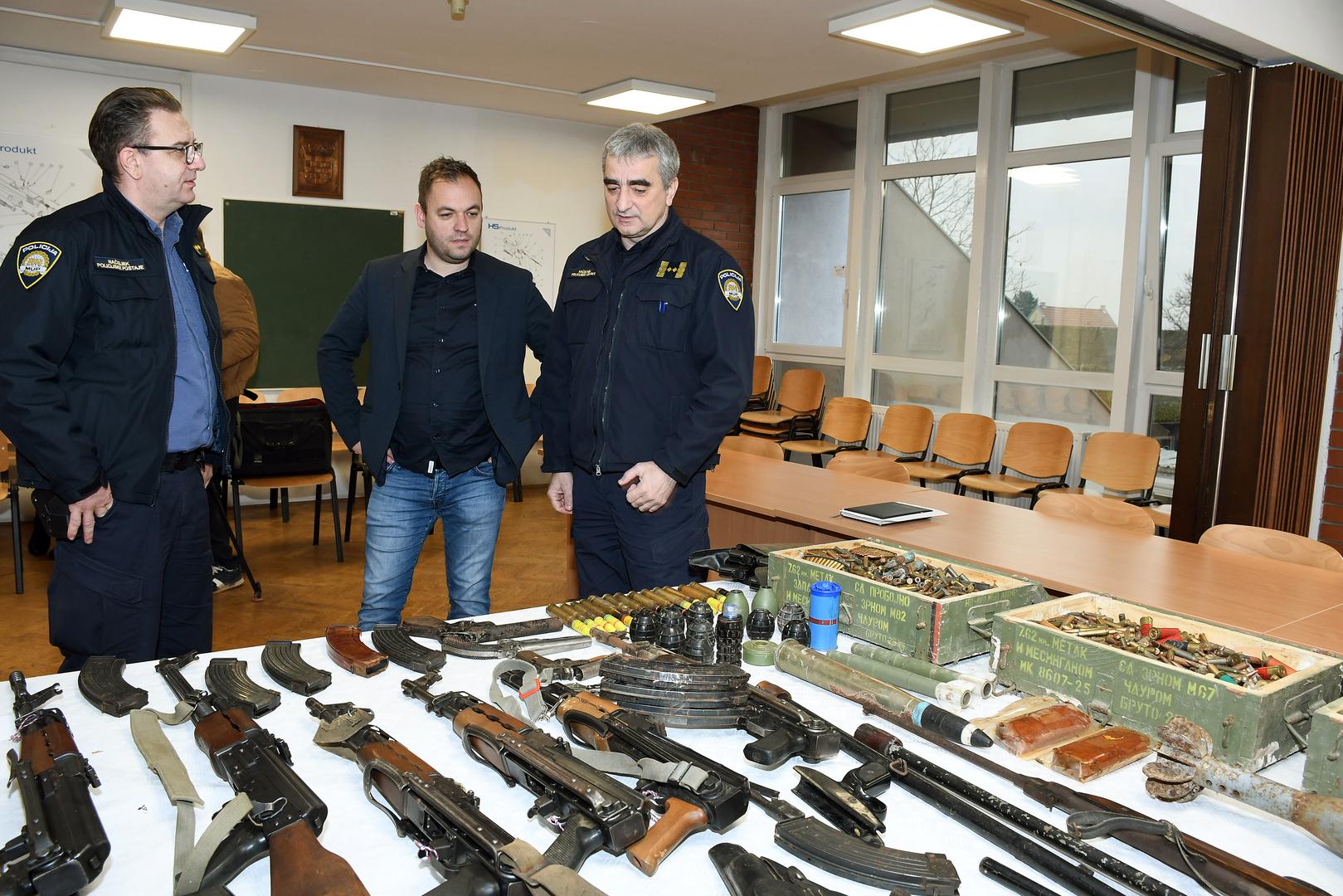 Na kraju konferencije, načelnik je ponovio važnost nastavka ovakvih aktivnosti te još jednom pozvao građane koji posjeduju ilegalno oružje ili eksplozivna sredstva da ih predaju policiji. 