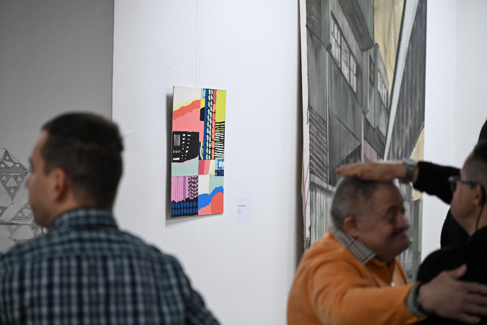 Tema izložbe je inkluzija koju se obrađuje u pojedinačnim radovima, ali i cjelokupnim izborom autora pri čemu su 22 izlagača članovi HDLU-a, a njih sedmero talentirani polaznici inkluzivne umjetničke galerije Art&CeRZe