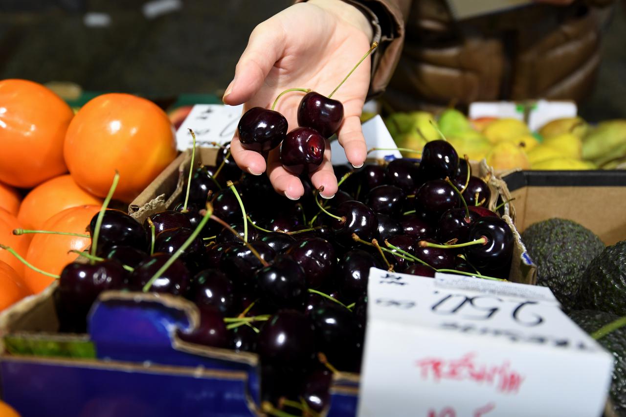 Vansezonsko voće i povrće na tržnici