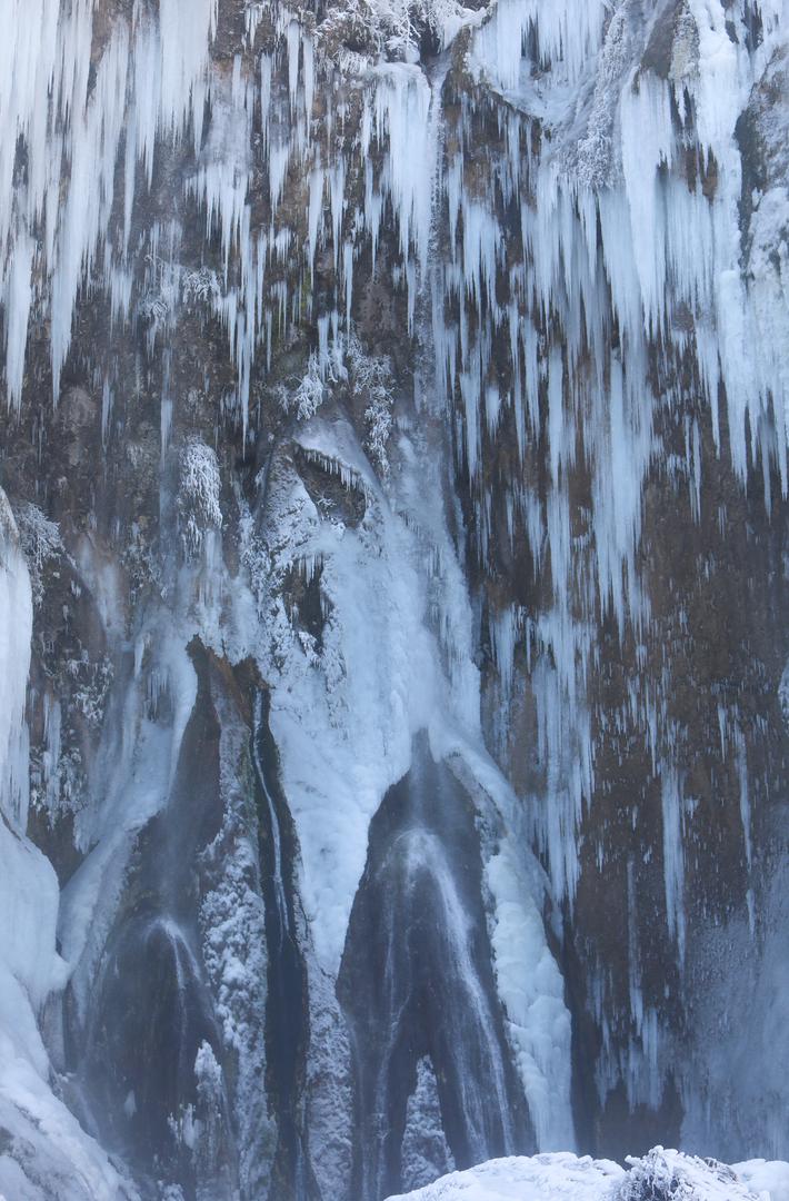 13.01.2024., Plitvicka jezera - Snijeg i debeli minusi zaledili su slapove na Plitvickim jezerima koji mame uzdahe brojnih posjetitelja. Photo: Kristina Stedul Fabac/PIXSELL