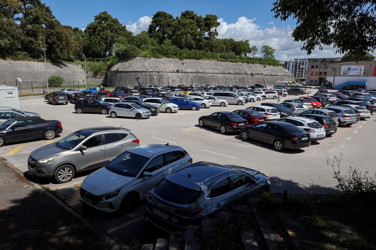 Zadar: Veliki red čekanja za parkirno mjesto na Jazinama