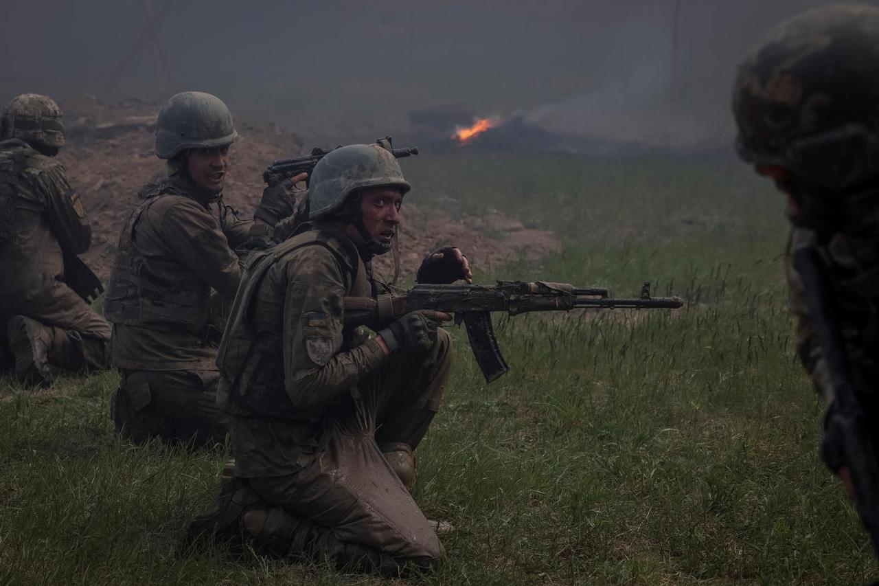 Ukrainian servicemen attend an exercise in Chernihiv region