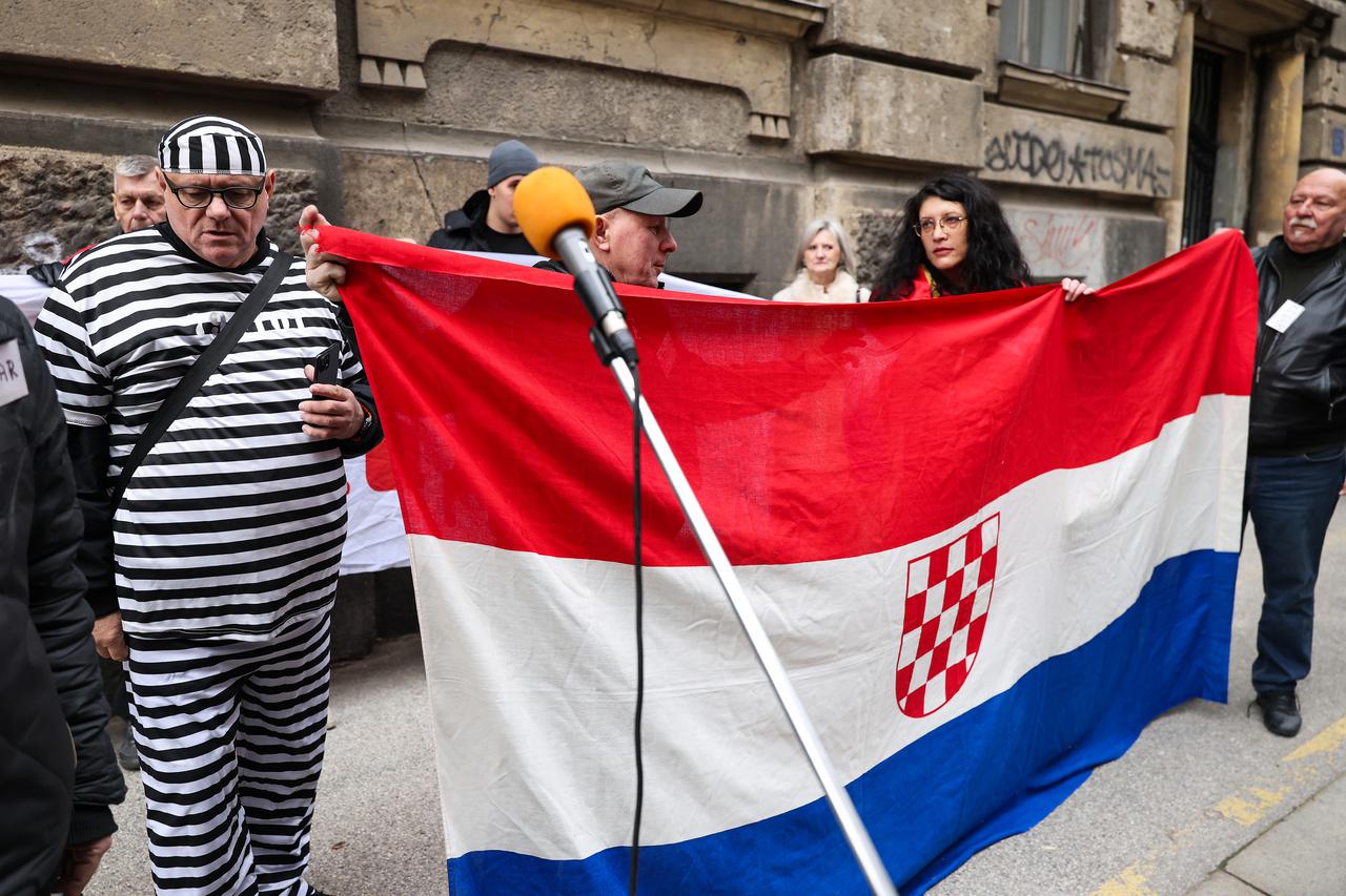 Zagreb: Javni skup A-HSP-a ispred središnjice HDZ-a "Operacija lustracija Plenkovića"