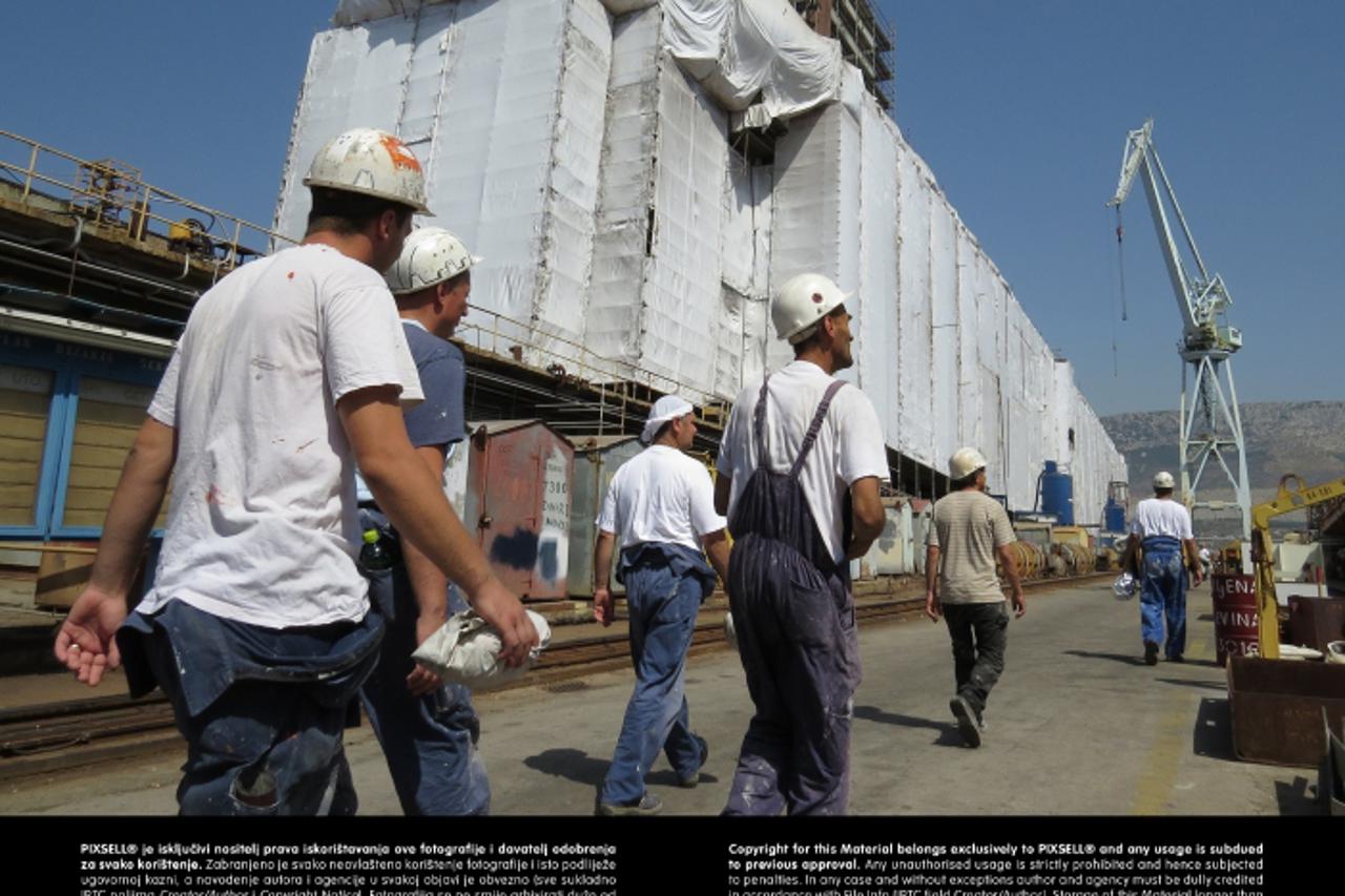 '07.08.2013., Split - Dvije tisuce radnika Brodosplita dobilo je na uvid nove ugovore o radu, dok je vise od tisucu uz dogovorene otpremnine dobilo otkaz. Photo: Ivo Cagalj/PIXSELL'
