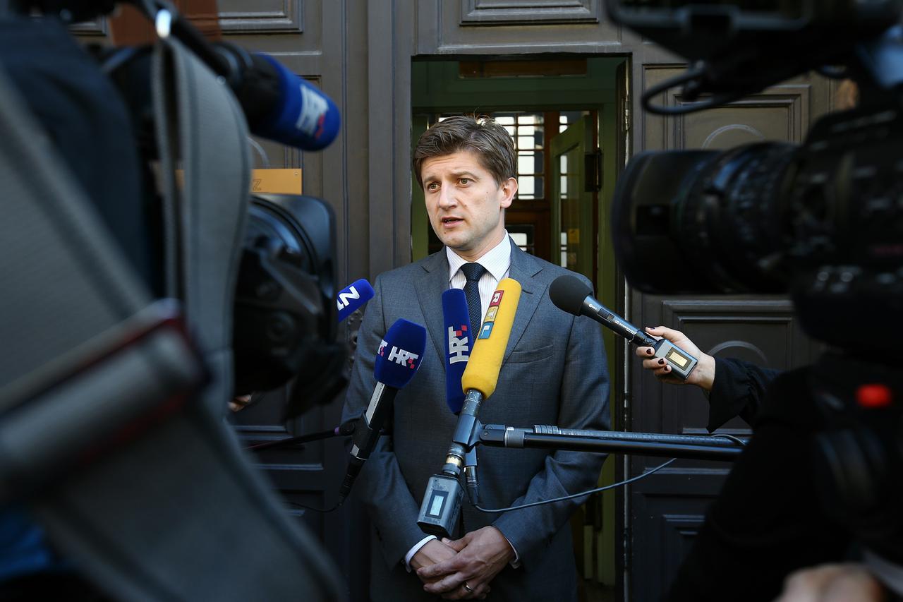 17.09.2016., Zagreb - Tehnicki ministar financija Zdravko Maric ispred Ministarstva financija dao je izjavu za medije kako bi pojasnio najavljene porezne izmjene. Opovrgnuo je nagadjanja o ukidanju poreznih olaksica za djecu.  Photo: Zeljko Lukunic/PIXSEL