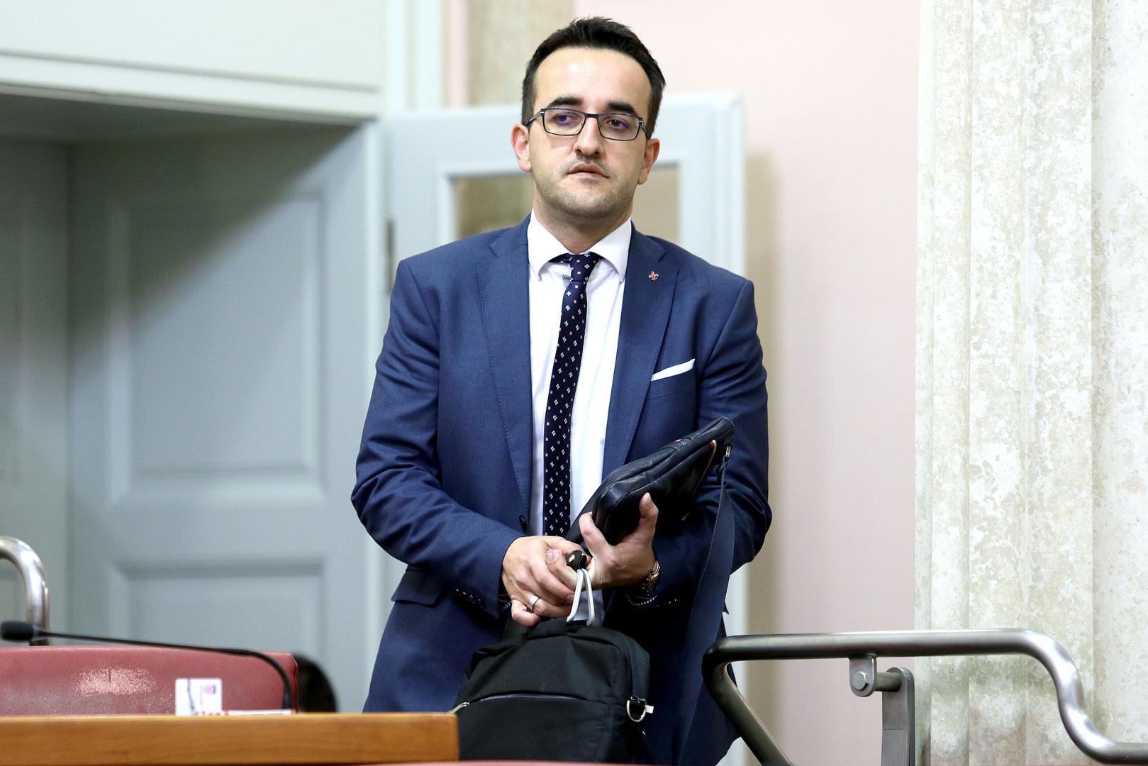 ...U cijelom tom kaosu HDZ-ov Ante Bačić viknuo je Bulju "čobane", a Bulj mu je uzvratio da je na to ponosan...