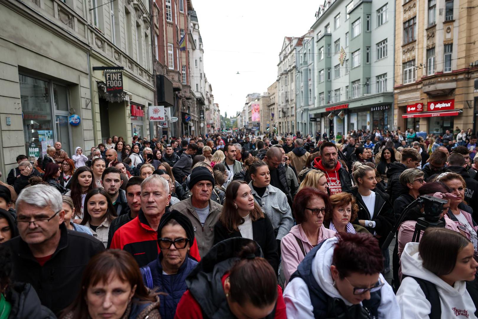 Okupljanje je započelo u Sarajevu gdje je postavljena i pozornica oko koje su se okupili mnogi. 