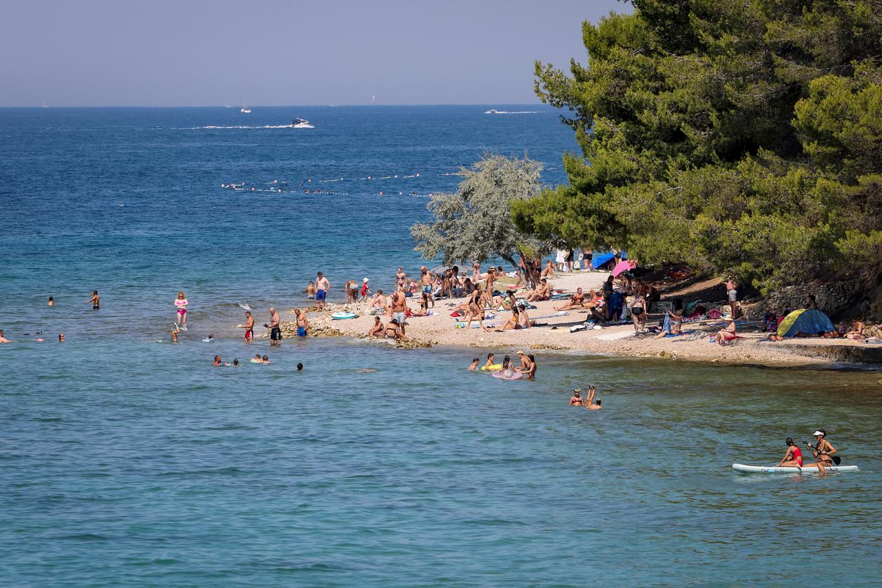 Zadar: Velik broj kupača na zadarskim plažama