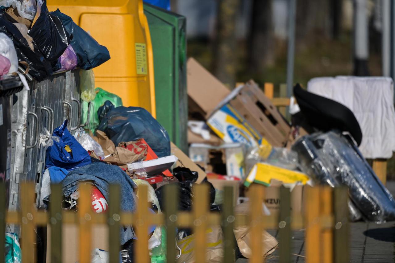 Zagreb: Prepuni kontejneri u Miramarskoj ulici nisu nimalo lijep prizor