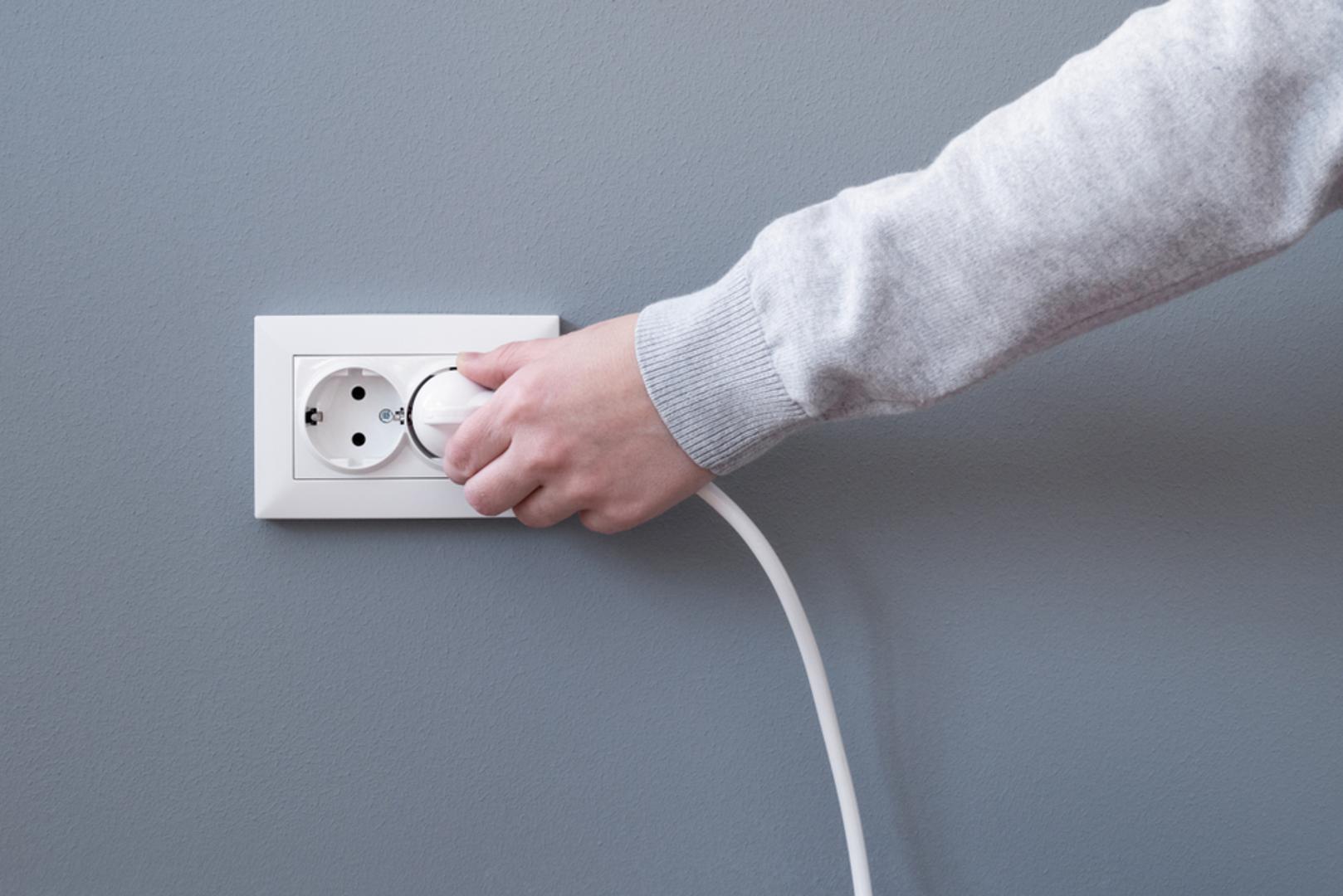 Isključujte uređaje koje ne koristite: Mnogi uređaji troše električnu energiju čak i kada su ugašeni, ali i dalje ostaju uključeni u struju. Punjači, televizori, mikrovalne pećnice i slični aparati često neprimjetno povećavaju potrošnju. Isključivanjem iz utičnice ili korištenjem produžnog kabela s prekidačem može se jednostavno smanjiti rasipanje energije.