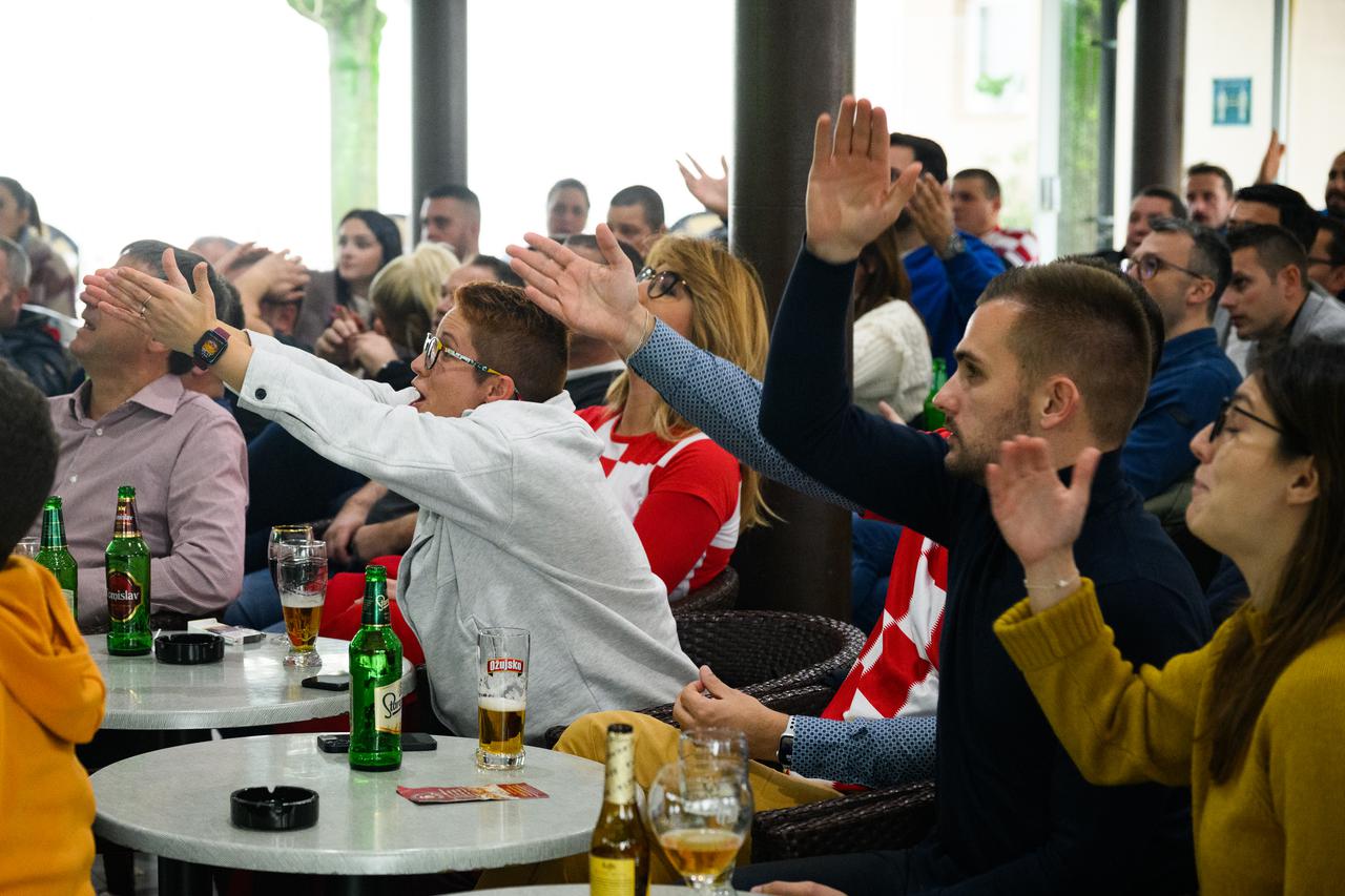 Zagreb: Navijači u kafićima prate utakmicu Hrvatske i Maroka