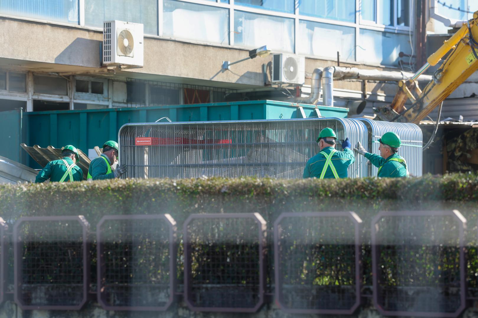 Od početka se spominju dvije opcije, jedna je miniranje, a druga strojno uklanjanje, da se gornjih nekoliko etaža reže i spušta dizalicama, a donji se dio strojno uklanja s tla. 