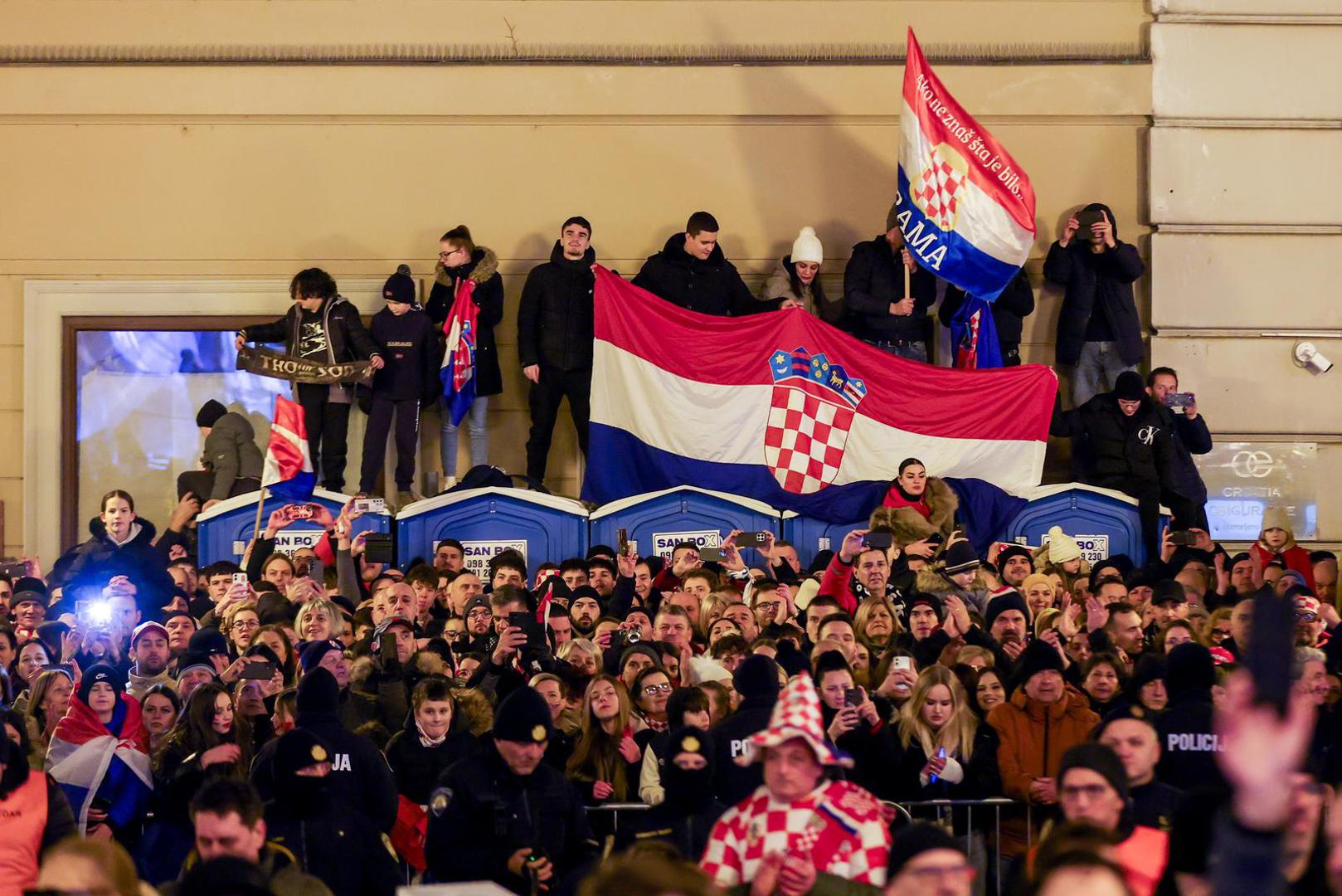  U ponedjeljak je reagirala Vlada RH i ipak zajedno s Hrvatskim rukometnim savezom organizirala doček na najvećem zagrebačkom trgu.  