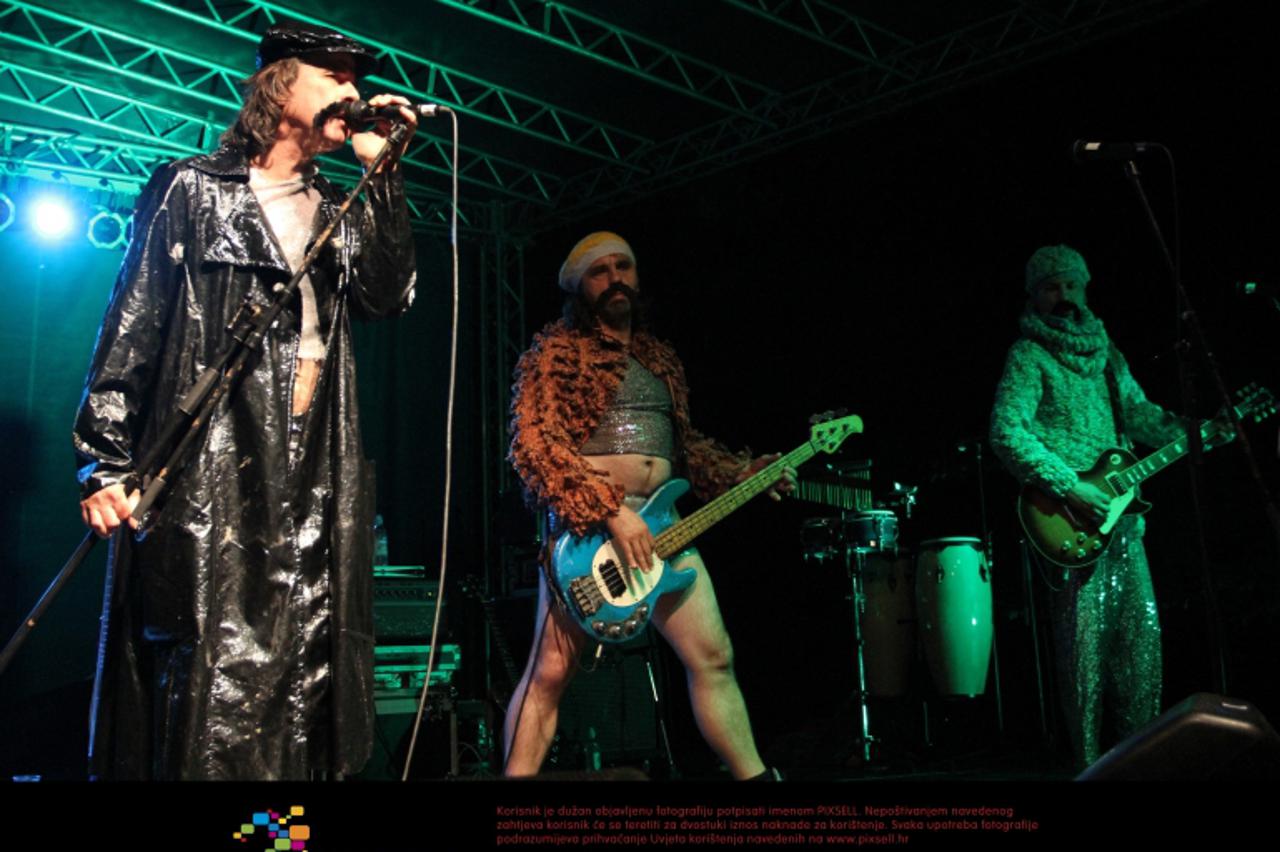 '21.06.2012., Karlovac - Nastup grupe Let 3 prve veceri RocKorana festivala koji se od 2010. odrzava na prostoru Kinoloskog kluba.  Photo: Kristina Stedul Fabac/PIXSELL'