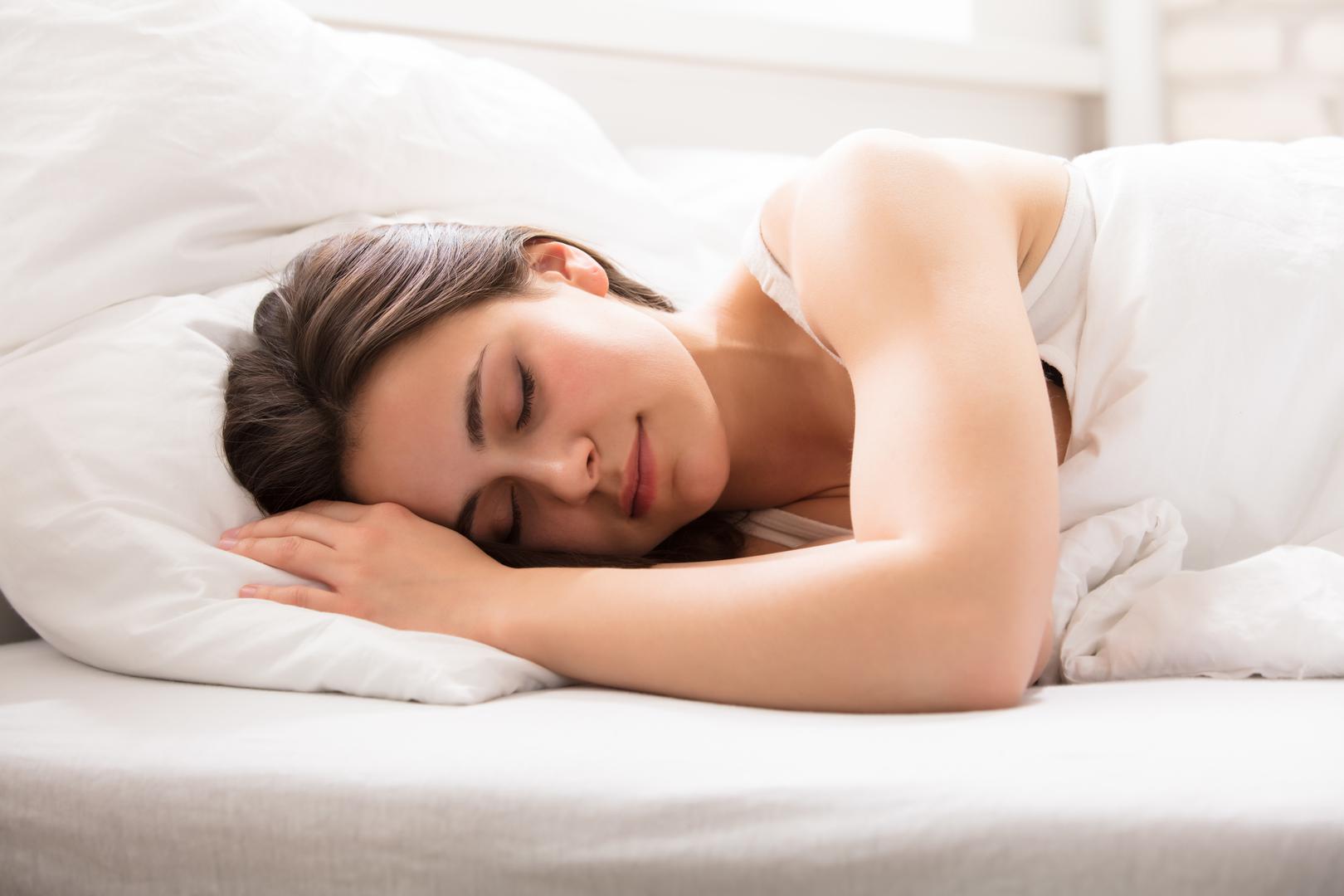 4. Hrkanje je bezopasno: Glasno i bučno hrkanje prekidano pauzama u disanju označava apneju, opasan poremećaj spavanja. Oboljeli prestaju disati u snu na neko vrijemo i to više puta tijekom noći. Neki od simptoma su konstantan umor, razdražljivost, poremećaji s koncentracijom, kao i glavobolja.