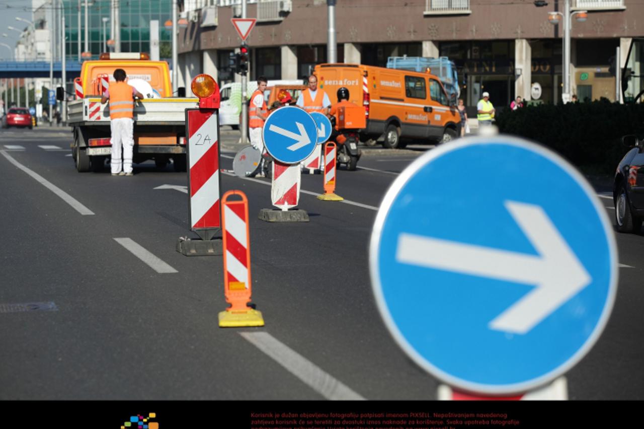 '02.08.2010., Zagreb - Postavljenjem privremene signalizacije i preusmjeravanjem prometa poceli su radovi na rekonstrukciji krizanja Vukovarske i Savske. Do 23. kolovoza biti ce zamijenjena tramvajska