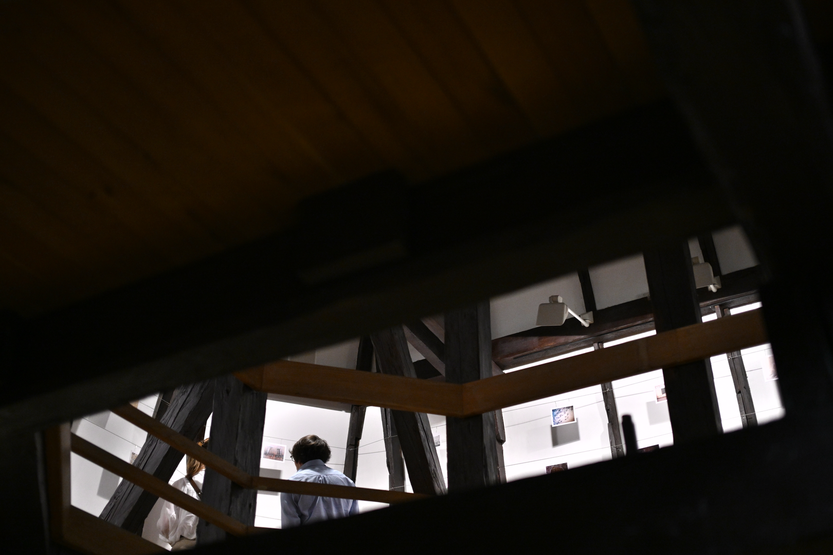 Ovim fotografskim ciklusom autorica promišlja o prolaznosti, starenju i pomanjkanju osjećaja za vrijednost, kako prostora, predmeta i kulturne baštine, tako i nas samih, vlastitoga identiteta i odnosa prema svijetu koji nas okružuje.