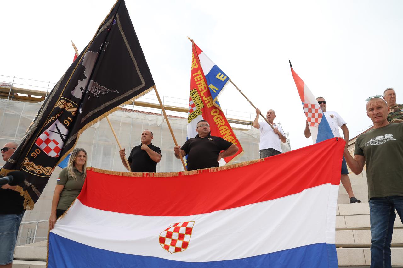 Šibenik:Odrzan je 'Prosvjedni skup protiv financiranja FALIŠ-a i svih ostalih protuhrvatskih dogaðanja'