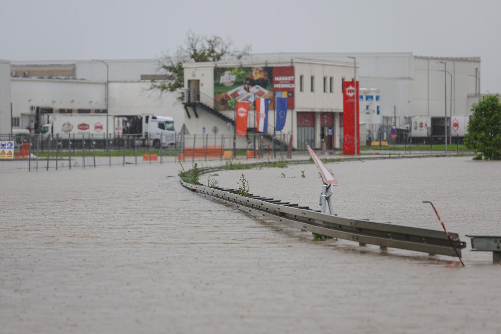 17.05.2023., Karlovac - U naselju Selce rijeka Kupa se izlila iz korita te se izlila na cestu. Photo: Luka Stanzl/PIXSELL