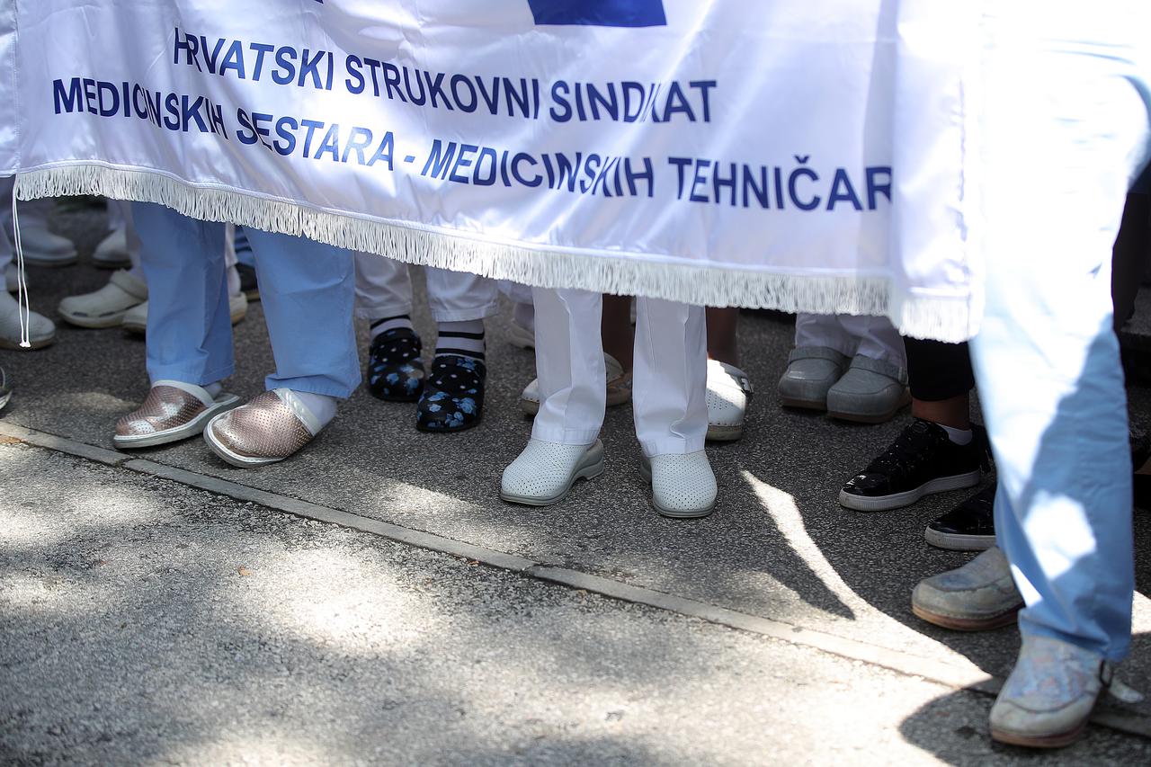 Mirni prosvjed zdravstvenih djelatnika pred kliničkom bolnicom "Sveti Duh"