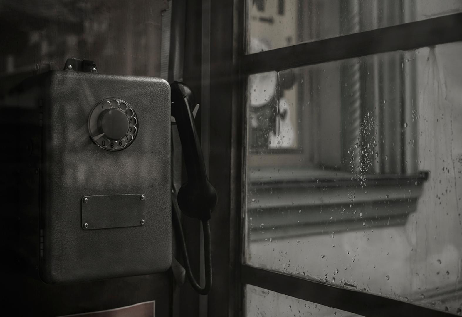 Telefonske govornice: Nekad je ovo bio glavni način da nazovemo nekoga ako nismo uz kućni telefon. Danas su telefonske govornice gotovo potpuno nestale, zamijenjene su mobilnim telefonima, a malo preostalih više služe kao dekor ili turistička atrakcija.