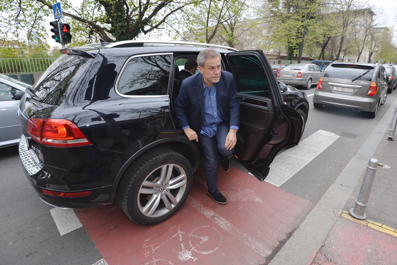 27.03.2014., Zagreb - Gradonacelnik Milan Bandic u obilasku odjela onkologije Klinike za djecje bolesti u Klaicevoj. Zbog virusa koji vlada u bolnici novinari nisu smjeli uci te su cekali da gradonacelnik sa suradnicima obidje odjel i uvjeri se u nedostat