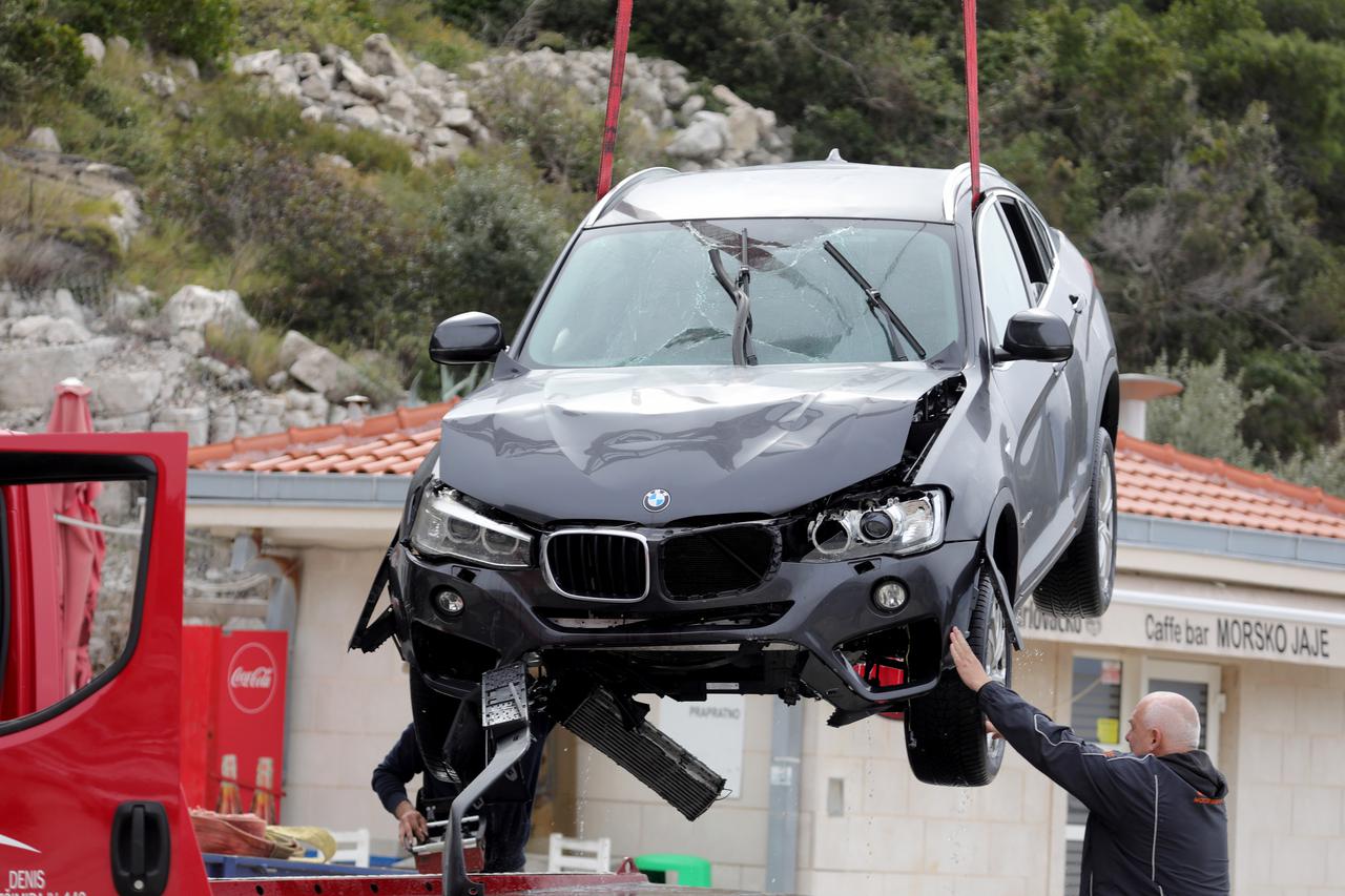 Iz mora izvučen automobil nakon tragedije u trajektnoj luci Prapratno