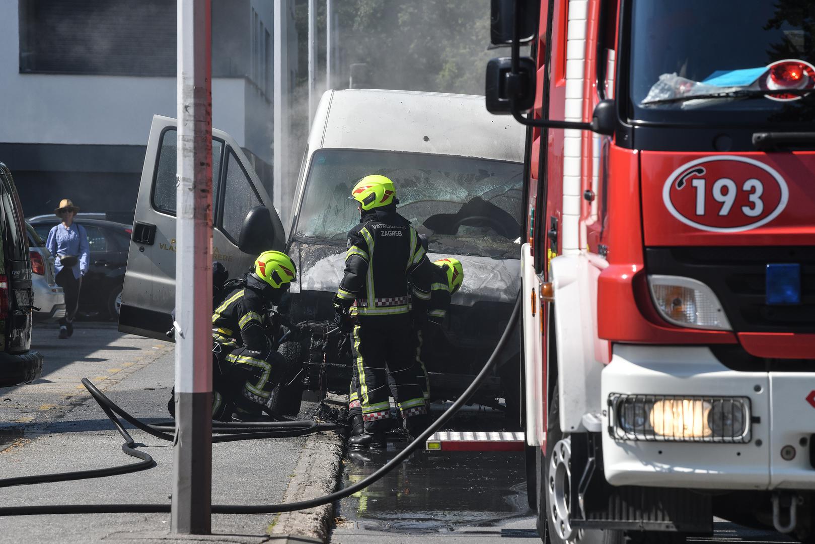 Vozilo kombija eksplodiralo je u srijedu u zagrebačkoj Hondlovoj ulici. Nitko, srećom, nije ozlijeđen u eksploziji. Vatrogasci su brzo reagirali te je vatra brzo ugašena
