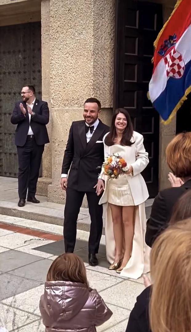 U međuvremenu je Sara pronašla sreću i na ljubavnom planu. 