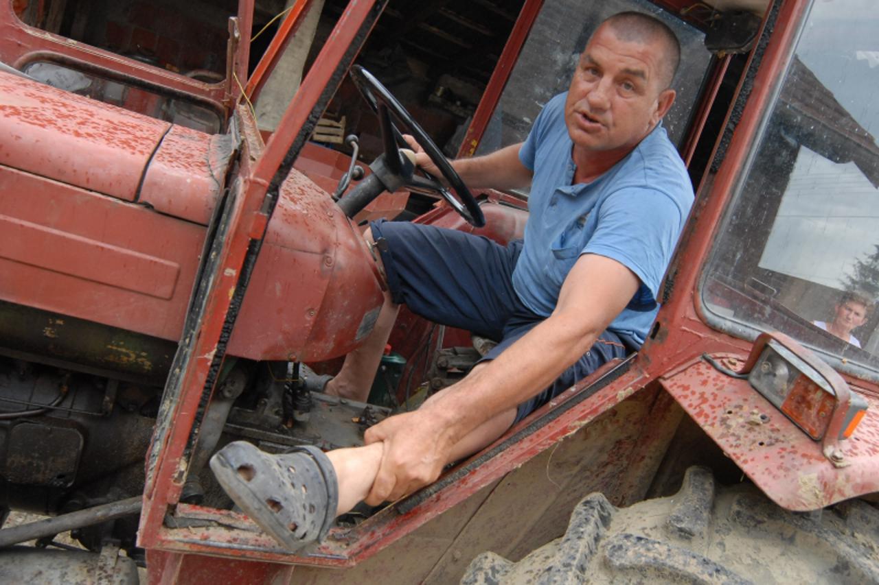 \'vl/crna-08.06.11-slavonski brod- josip gagulic kaze da su ga nakon sto je prvi puta ne namjerno udario u policijski auto policajci na silu izvlacili iz traktora dok je on bio u brzini (rikvercu) i d