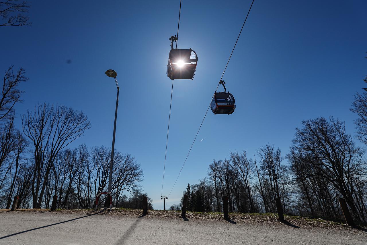 Prvi dan proljeća i lijepo vrijeme privuklo mnoge građane na Sljeme