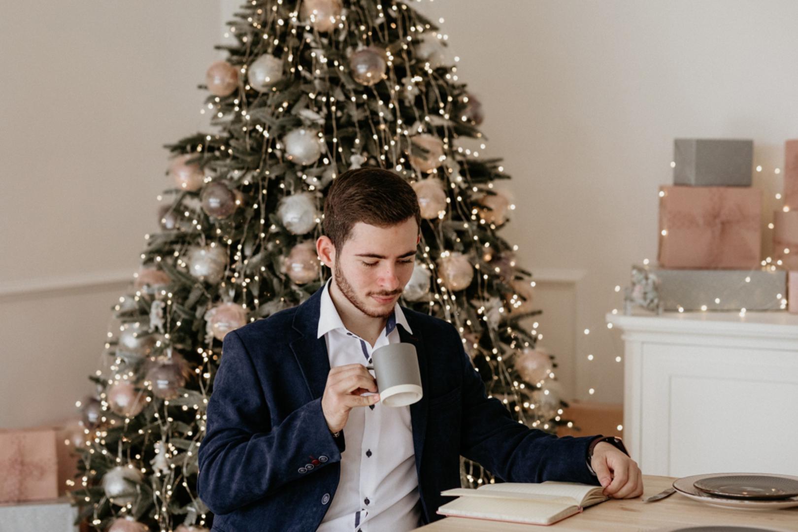 Djevica – praktičan organizator života: Djevice obožavaju red i funkcionalnost, pa će ih oduševiti kvalitetan planer, bullet journal, set finih olovaka ili organizator za radni stol. Poklon koji im pomaže da sve drže pod kontrolom za njih je čisti 'bliss'. Ako želite dodatni plus, ubacite i fini termos za kavu ili čaj, kako bi mogli organizirano preživjeti dan.