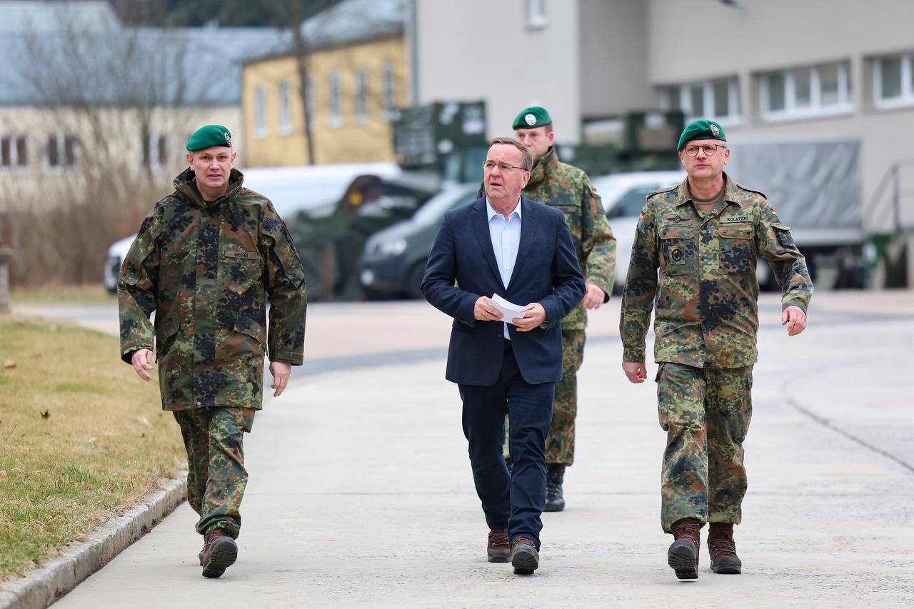 Defense Minister Pistorius visits Oberviechtach Granzland