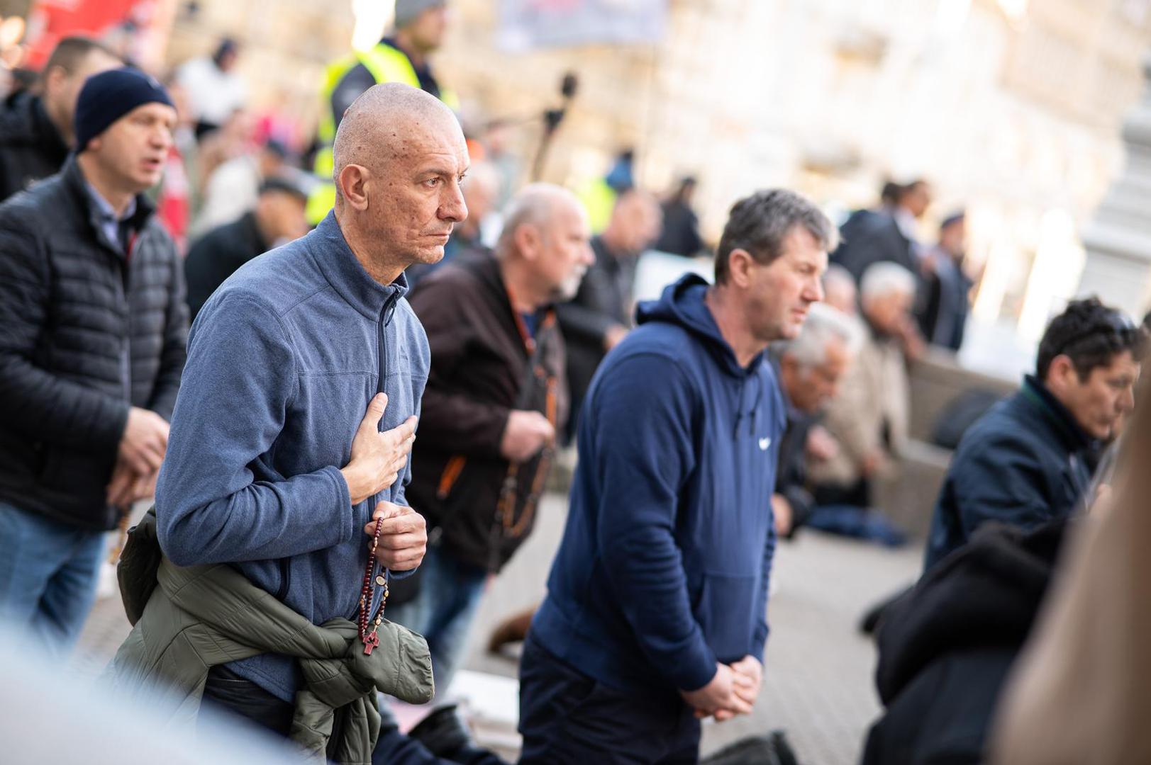 Skup je razdvajala policija. 