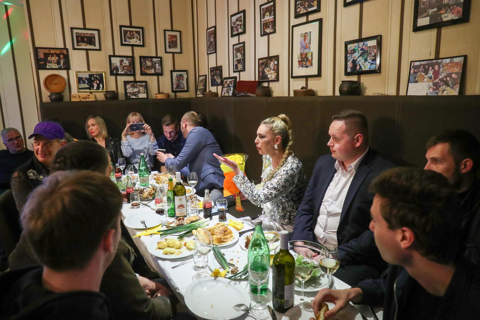 Inače, rezultate izbora stožer stranke Ivana Pernara prati u zagrebačkoj pečenjarnici Kraljica. 