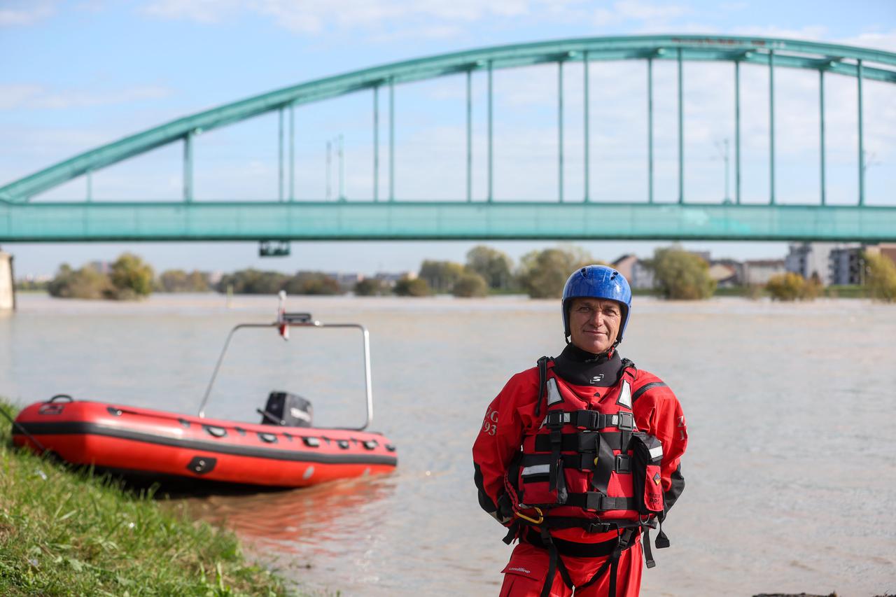 Zagreb: Obuka vatrogasaca za spašavanje na vodi