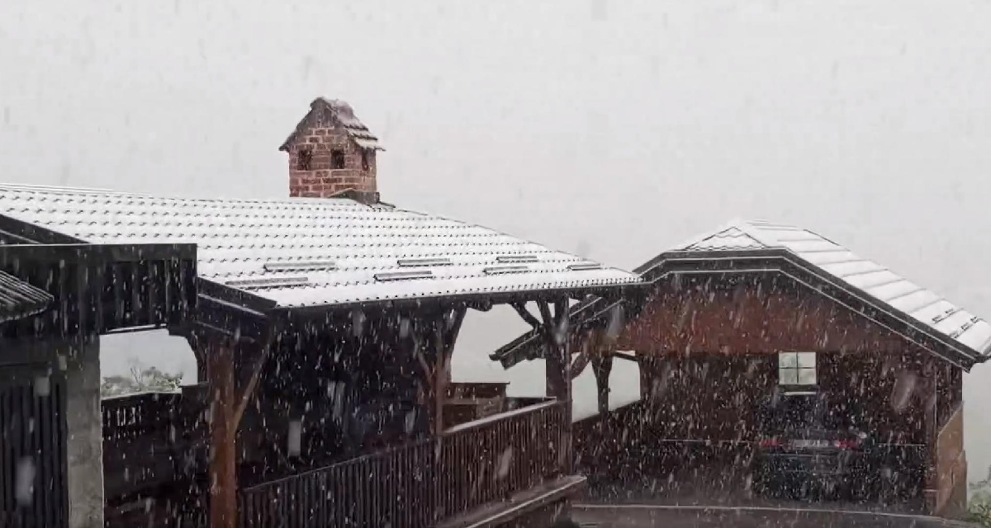 "Na kopnu promjenljivo i pretežno oblačno, a na Jadranu djelomice sunčano. Još u prvom dijelu dana kiša na istoku, pljuskovi i grmljavina u Dalmaciji. Poslijepodne su lokalni pljuskovi kiše mogući u unutrašnjosti i na sjevernom Jadranu, a snijega u Gorskoj Hrvatskoj. Vjetar slab do umjeren sjeverni", ističe DHMZ u prognozi za srijedu. 

