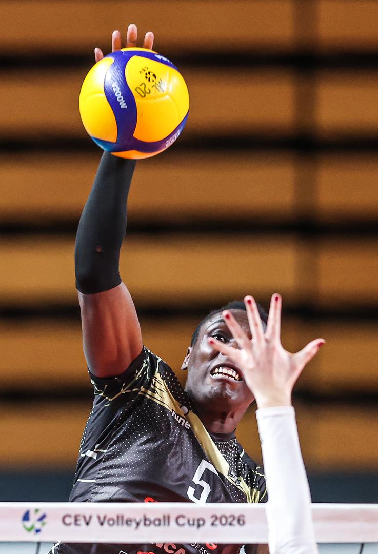 Pamella Adhiambo, odbojkašica HAOK Mladost, udara loptu preko mreže 