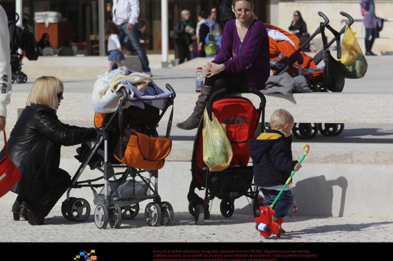 '03.03.2012., Zadar - Lijepo, suncano i toplo vrijeme idealan dan za setnju. Zadrani su jedva docekali ovakav dana te su u velikom broju izasli na subotnju spicu. Photo: Zeljko Mrsic/PIXSELL'