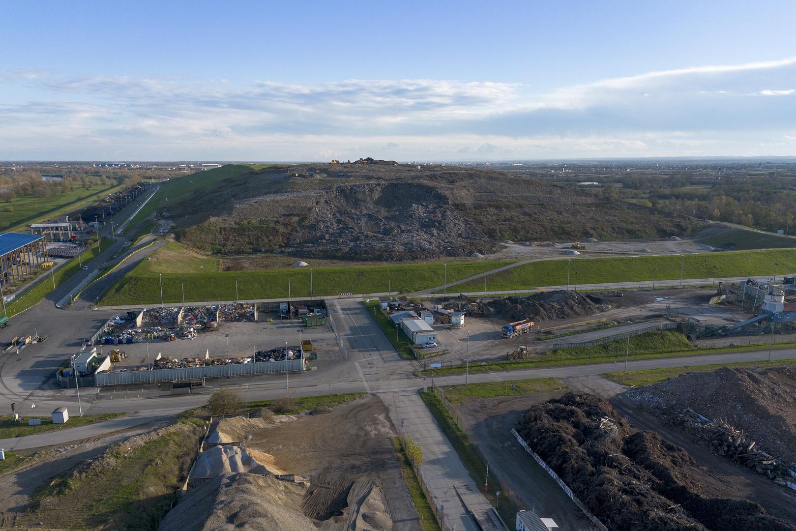 15.11.2023., Zagreb - Fotografija iz zraka odrona smeca na odlagalistu otpada Jakusevac. Photo: Luka stanzl/PIXSELL