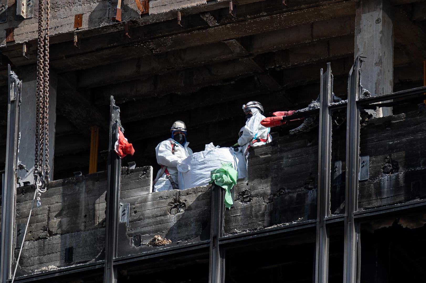 Na fotografijama se vidi kako radnici u zaštitnoj opremi obavljaju zahtjevan posao na višim etažama zgrade