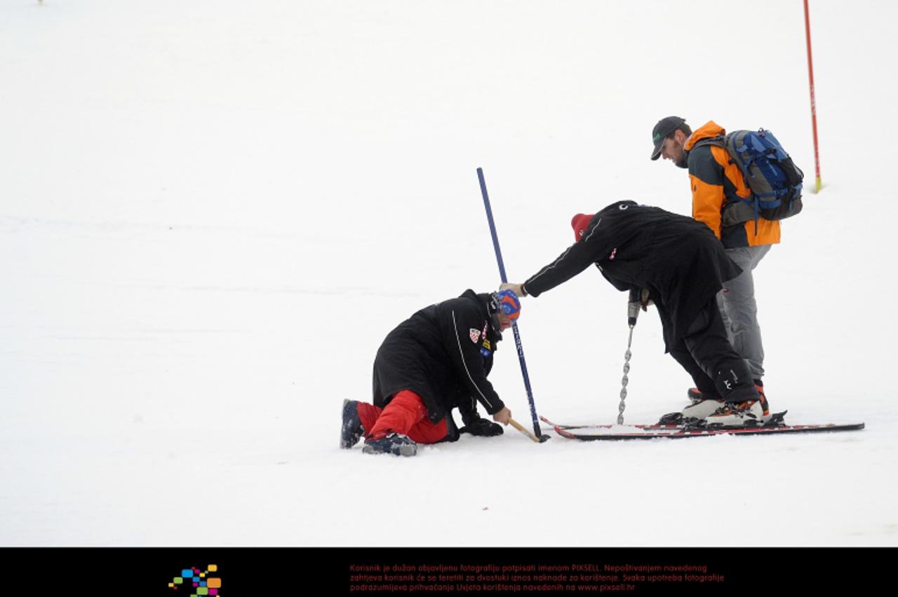 '03.01.2012., Sljeme - Utrka najboljih slalomasica na osmom izdanju Snjezne kraljice.  Radnici na stazi Photo: Daniel Kasap/PIXSELL'