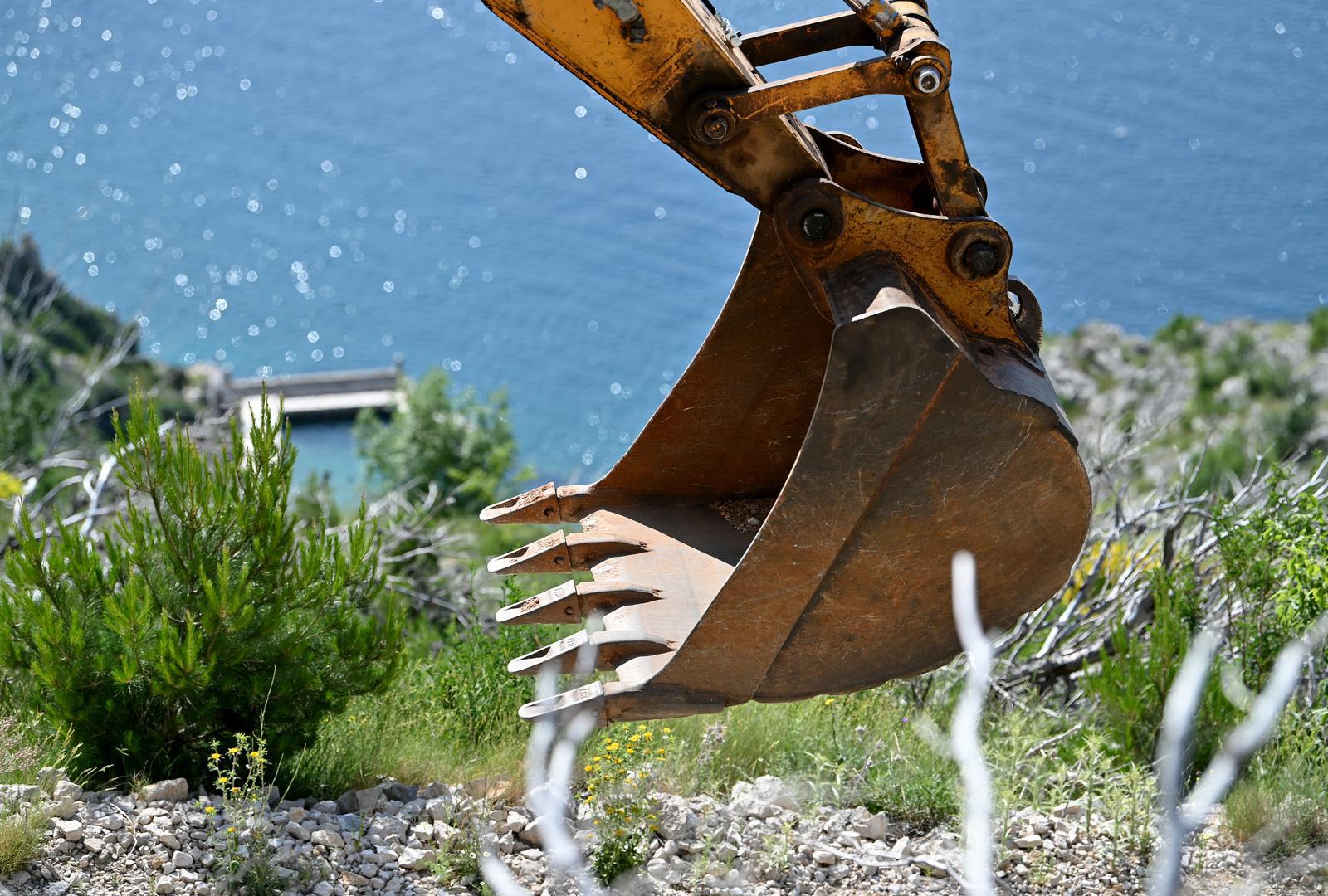 02.06.2023., Uvala Vruja - Zapocelo je rusenje sedam bespravno sagradjenih objekata koje je sagradio poduzetnik Stipe Latkovic. Photo: Matko Begovic/PIXSELL