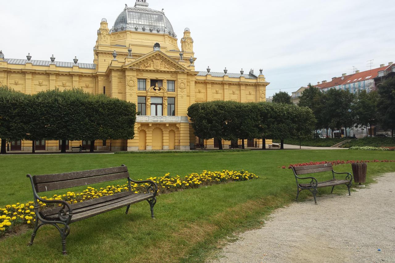 Nesvakidašnji raspored klupa na Zrinjevcu