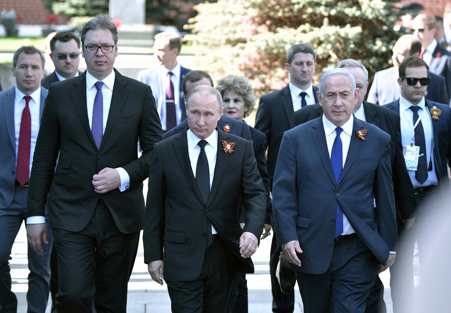 Na paradu su stigli i srbijanski predsjednik Aleksandar Vučić i izraelski premijer Benjamin Netanyahu, na slici s predsjednikom Rusije Vladimirom Putinom.