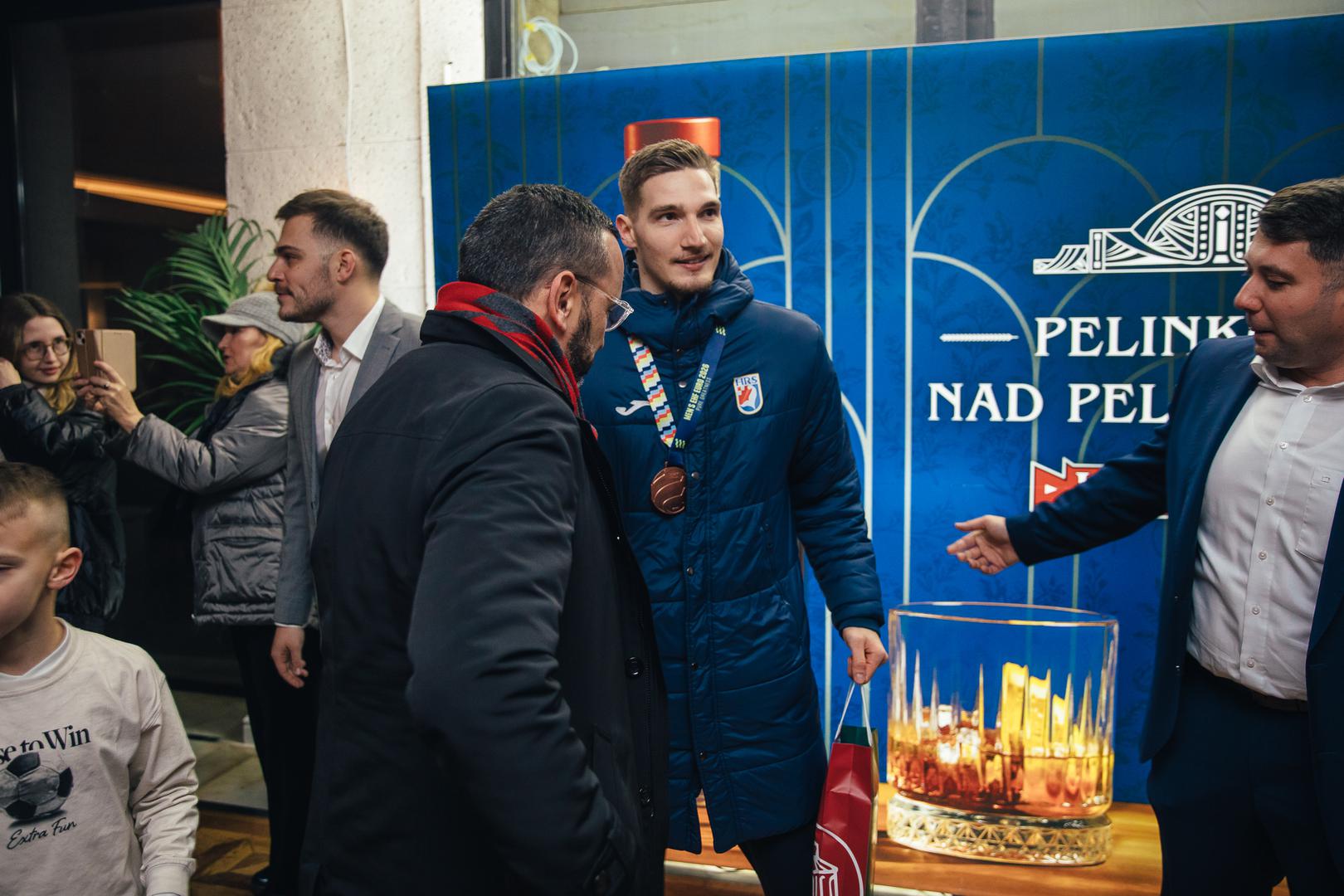 U organizaciji Gradske Kavane, Maraska flagship lokacije, u centru grada je priređena ekskluzivna privatna proslava za reprezentativce, stručni stožer i njihove najbliže suradnike. Nakon svečanog dočeka na Trgu bana Jelačića, na kojem su se rukometaši susreli s tisućama navijača i zasluženo proslavili brončanu medalju, događaj je nastavljen u intimnoj i sofisticiranoj atmosferi Gradske kavane.